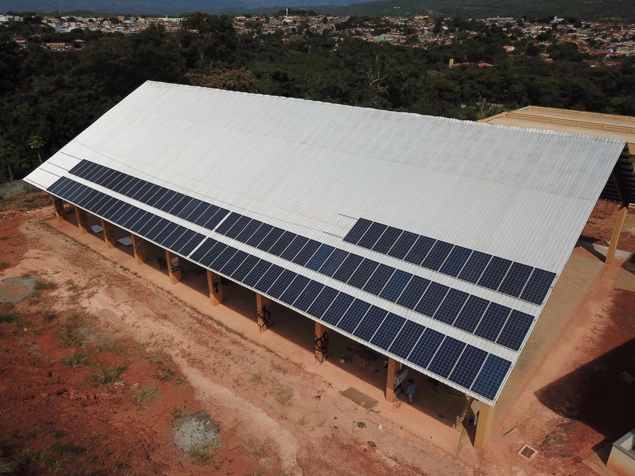 Vista aérea da quadra poliesportiva onde foram instaladas as placas fotovoltaicas  